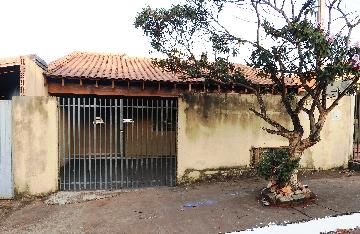 Alugar Residenciais / Casas em Santa Cruz do Rio Pardo. apenas R$ 800,00