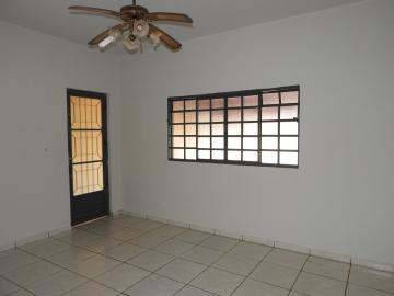 Alugar Residenciais / Casas em Santa Cruz do Rio Pardo R$ 900,00 - Foto 4