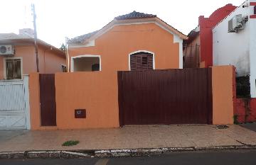 Alugar Residenciais / Casas em Santa Cruz do Rio Pardo. apenas R$ 1.200,00