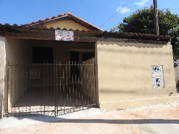 Alugar Residenciais / Casas em Santa Cruz do Rio Pardo. apenas R$ 900,00