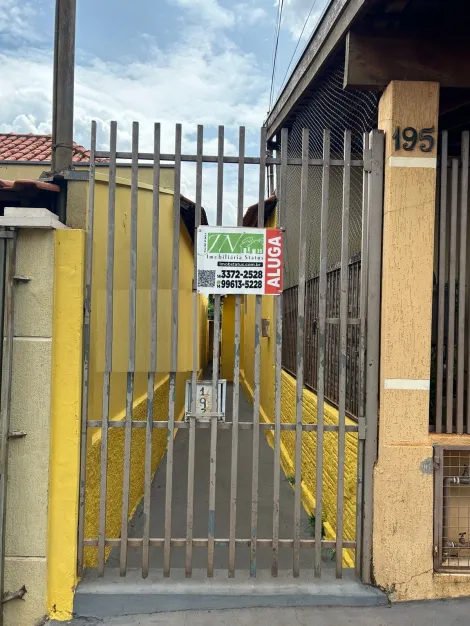 Alugar Residenciais / Casas em Santa Cruz do Rio Pardo. apenas R$ 780,00