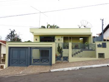 Alugar Residenciais / Casas em Santa Cruz do Rio Pardo. apenas R$ 690.000,00