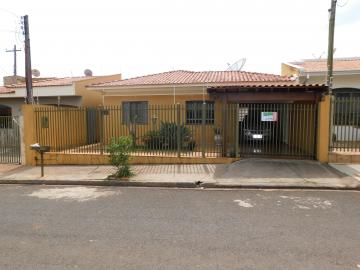 Alugar Residenciais / Casas em Santa Cruz do Rio Pardo. apenas R$ 470.000,00