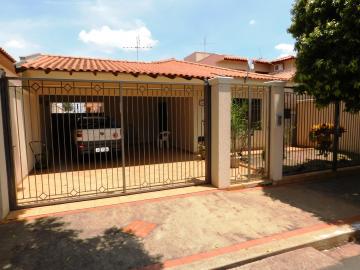 Alugar Residenciais / Casas em Santa Cruz do Rio Pardo. apenas R$ 950.000,00