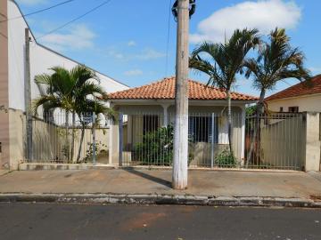 Alugar Residenciais / Casas em Santa Cruz do Rio Pardo. apenas R$ 330.000,00