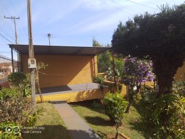 Alugar Residenciais / Casas em Santa Cruz do Rio Pardo. apenas R$ 900,00