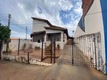 Alugar Residenciais / Casas em Santa Cruz do Rio Pardo. apenas R$ 450.000,00