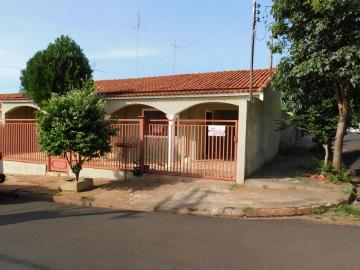 Alugar Residenciais / Casas em Santa Cruz do Rio Pardo. apenas R$ 1.200,00