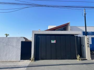Alugar Residenciais / Casas em Santa Cruz do Rio Pardo. apenas R$ 615.000,00