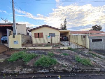 Alugar Residenciais / Casas em Santa Cruz do Rio Pardo. apenas R$ 200.000,00