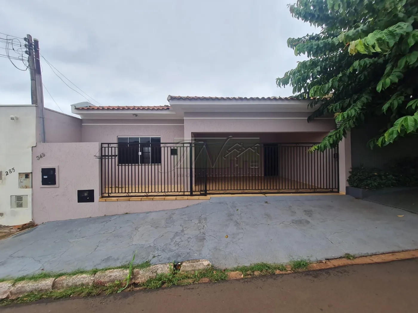 Comprar Residenciais / Casas em Santa Cruz do Rio Pardo R$ 370.000,00 - Foto 1