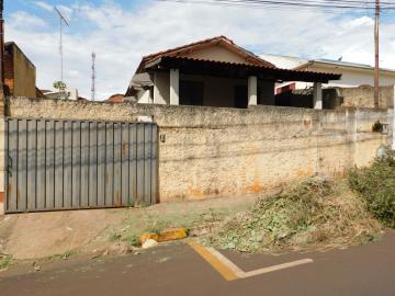 Alugar Residenciais / Casas em Santa Cruz do Rio Pardo. apenas R$ 800,00