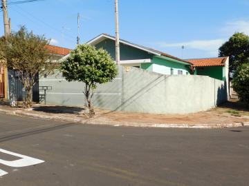 Alugar Residenciais / Casas em Santa Cruz do Rio Pardo. apenas R$ 260.000,00