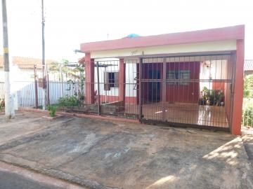 Alugar Residenciais / Casas em Santa Cruz do Rio Pardo. apenas R$ 800,00