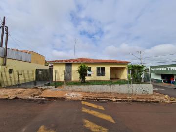 Alugar Residenciais / Casas em Santa Cruz do Rio Pardo. apenas R$ 385.000,00