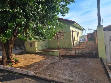 Alugar Residenciais / Casas em Santa Cruz do Rio Pardo. apenas R$ 160.000,00