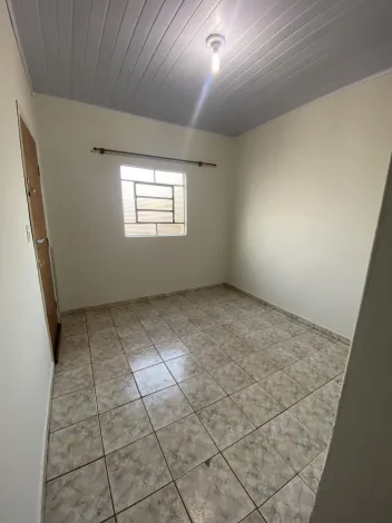 Alugar Residenciais / Casas em Santa Cruz do Rio Pardo R$ 1.200,00 - Foto 2