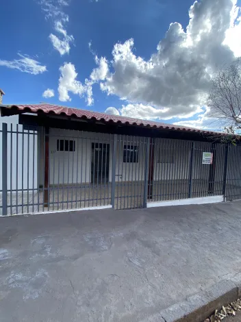 Residenciais / Casas em Santa Cruz do Rio Pardo Alugar por R$1.500,00